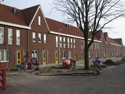 906624 Gezicht op de voorgevels van de nieuwbouwwoningen Boerhaavelaan 83-lager te Utrecht.